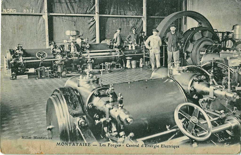 Ouvriers devant une machine à vapeur