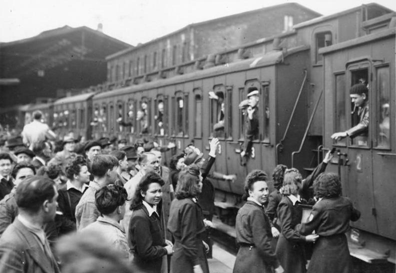 Départ des travailleurs français du STO pour l’Allemagne à la gare de Paris-Nord en mai 1943 ©Bundesarchiv, Bild 183-J14405 / CC-BY-SA 3.0