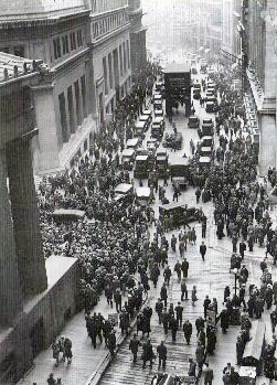 Après le krach de 29, la foule se presse devant la Bourse de New York